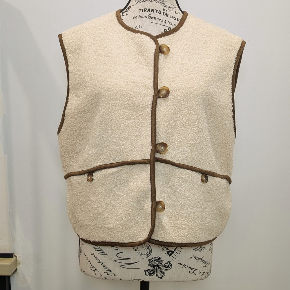 HOUSE OF HARLOW 1960 | Women's Cream/Brown Sherpa Fleece Sleeveless Button Vest